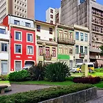 Historic House In A Lovely Square At City Center