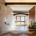 Host Wise - Bright & Spacious Retreat With Balcony