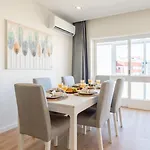 Host Wise - Bright & Spacious Retreat With Balcony