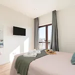 Host Wise - Bright & Spacious Retreat With Balcony