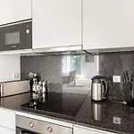 Cosy 1-Bedroom Flat With Free Parking On Premises