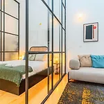 Fancy Apt In Iconic Street Full Of Historic Houses