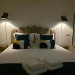 Spacious And Modern 2-Bed Apartment With Garage