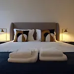 Spacious And Modern 2-Bed Apartment With Garage