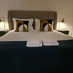 Spacious And Modern 2-Bed Apartment With Garage