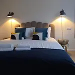 Spacious And Modern 2-Bed Apartment With Garage