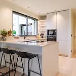 Hostwise - Stylish Flat With Terrace & Garage