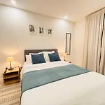 Modern Apartment With Balcony And Free Parking