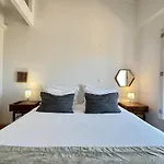 Charming 2-Bedroom Apartment In Porto