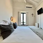 Charming 2-Bedroom Apartment In Porto
