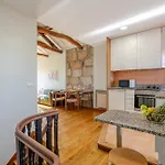 Hostwise - Stylish Flat With Balcony