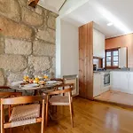Hostwise - Stylish Flat With Balcony