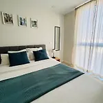 Modern Apartment With Balcony And Free Parking