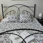 Queen\'s Garden Hostel