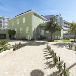 City Center Chill Apartment By Lovelystay