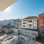 Bright Downtown Apartment