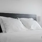 Downtown 2 Bedroom Peaceful Flat - Balcony & Private Parking