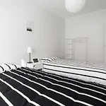 Downtown 2 Bedroom Peaceful Flat - Balcony & Private Parking