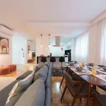 Bruno\'S Downtown Apartment