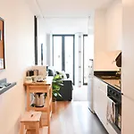 Comfortable&Central W/Balcony-9 Min Walk Trindade