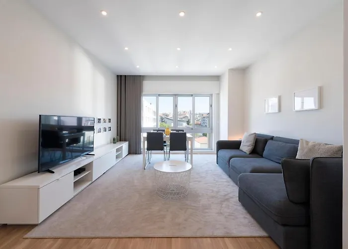 Lovelystay - Downtown Modern 2Br Flat With Free Parking