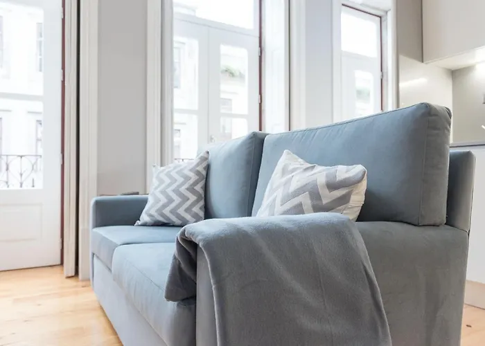 Lovelystay - Porto Windows With Ac By Central Station