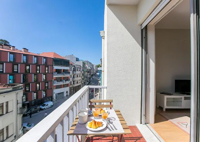 3Br Apartment With Balcony And Free Parking By Lovelystay