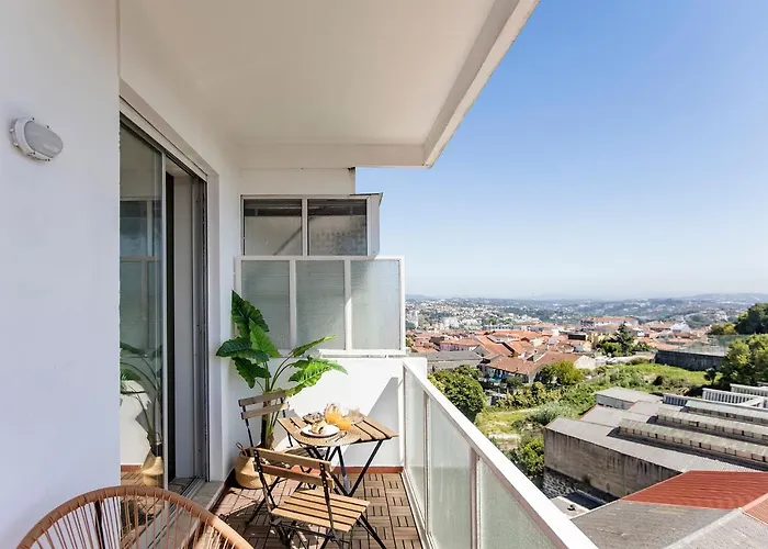 Elegant Studio W/ Ac & Balcony By Lovelystay