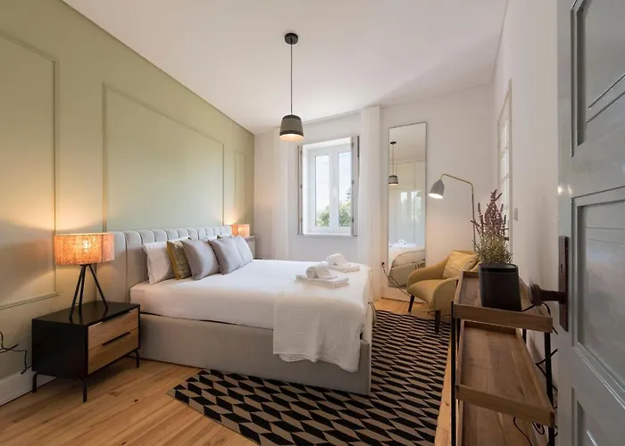 Doura Central W/ Ac & Balcony By Lovelystay