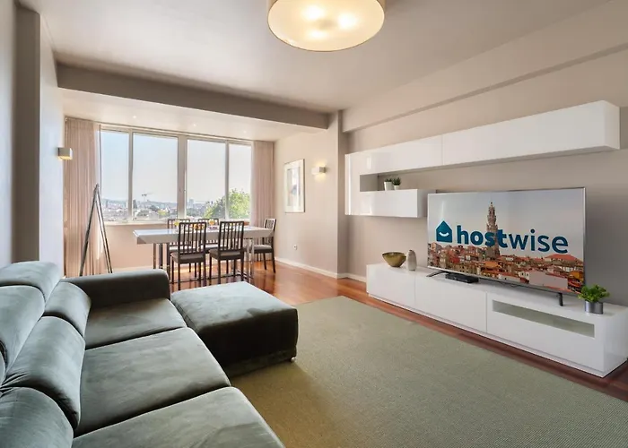 Roomy Stylish Flat With Balcony