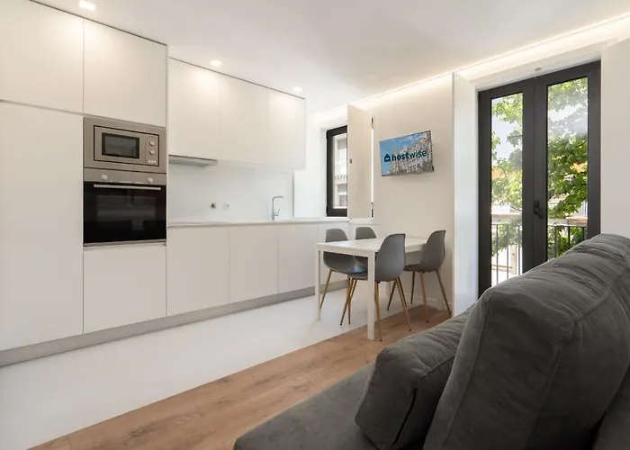 Host Wise - Bright & Contemporary Flat - Ace Location