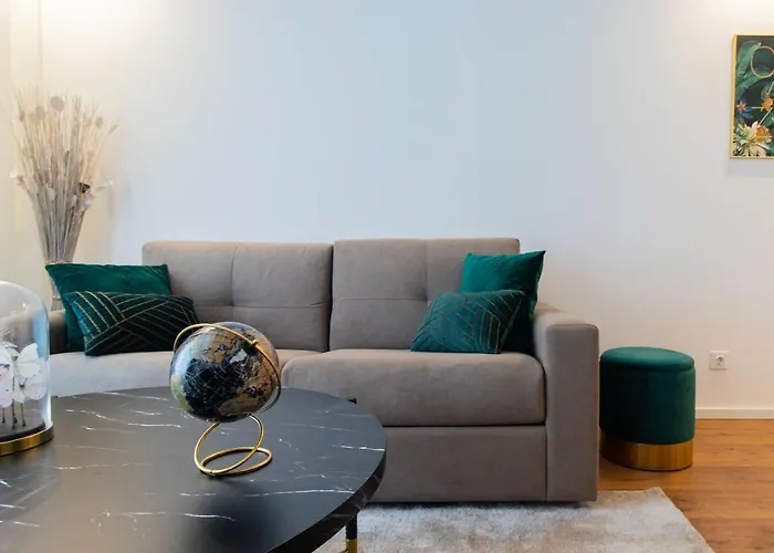 Stunning Apartment W/ Free Parking By Lovelystay