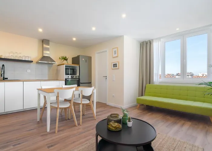 Fantastic Contemporary Flat W/ Balcony