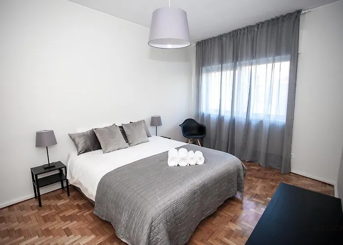 Downtown 3 Bedroom With Balcony - Quiet Street - Family Friendly - Groups