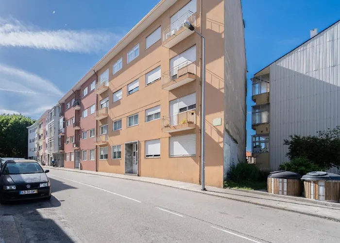Host Wise - Spacious Vintage Flat - Small Balcony