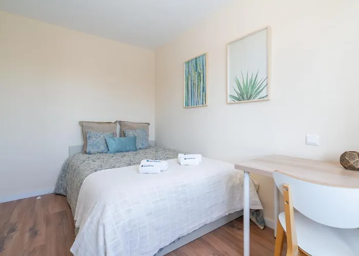 Host Wise - Fantastic Contemporary Flat W Balcony