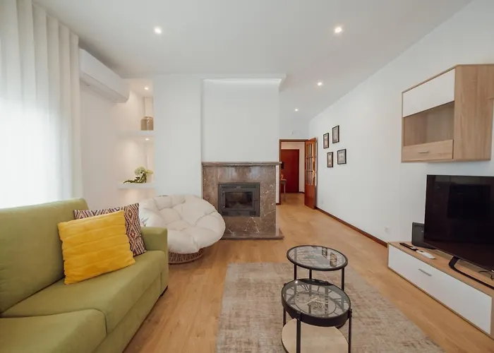 City Center Grand Apartment With Seaview Terrace By Vacationy