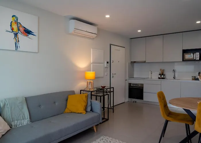 Modern Apartment With Balcony And Free Parking