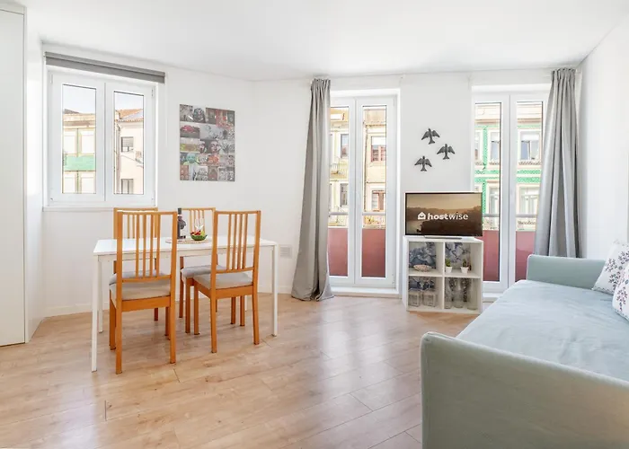 Host Wise - Flat W Free Private Parking - Bright & Cozy