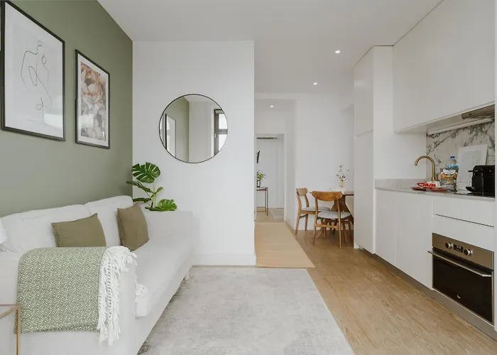 Downtown Terrace Flat With Ac And Patio - Feel Like A Local