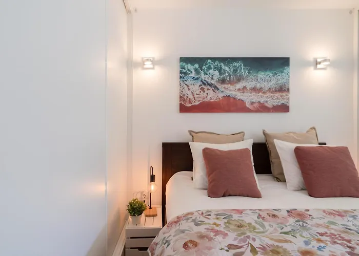 Host Wise - Charming Welcoming Flat - Centrally Located