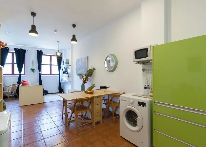 Host Wise - Cozy Sunny Flats - Ace Location