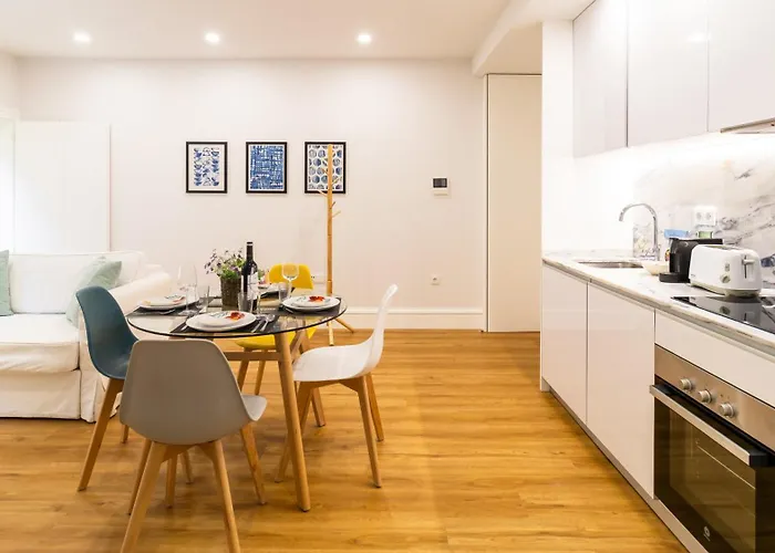 Porto River Flat W/ Patio By Lovelystay