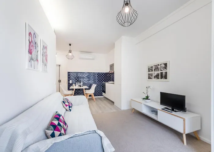 Guestready - Flamingo In The Square