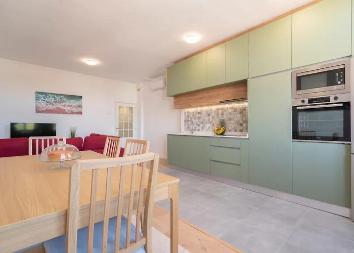 Host Wise - Comfy Minimalist Flat