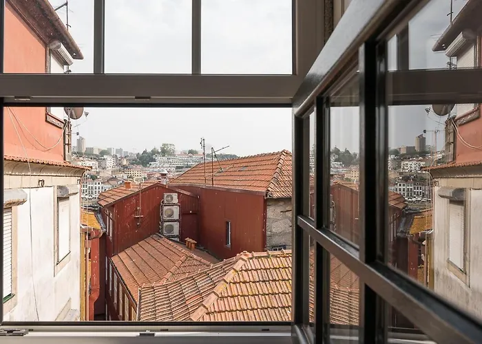 Guestready - Modern Duplex, Neo-Classical Building