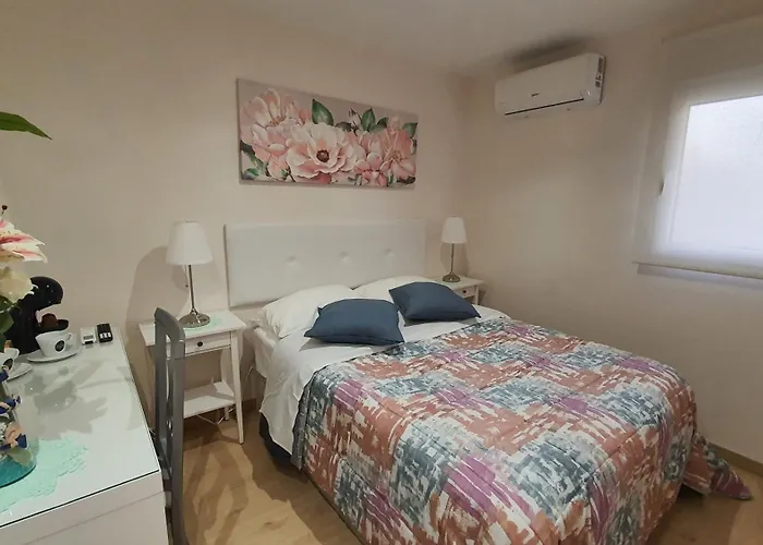 Bedroom With Private Bathroom In The City Center, Next To The Subway