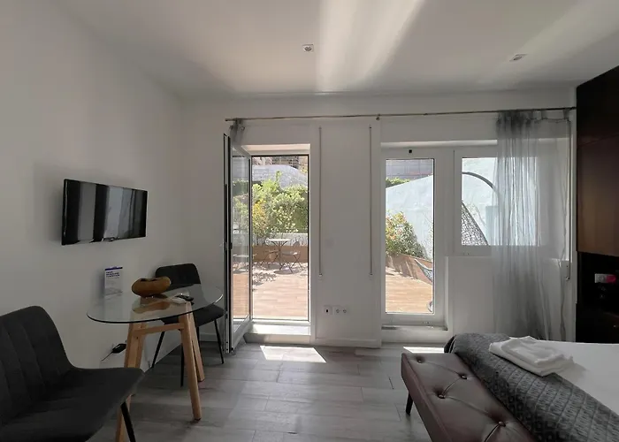 Almada Studios & Suites