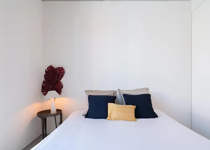 Host Wise - Luxurious Private Flats - Balcony