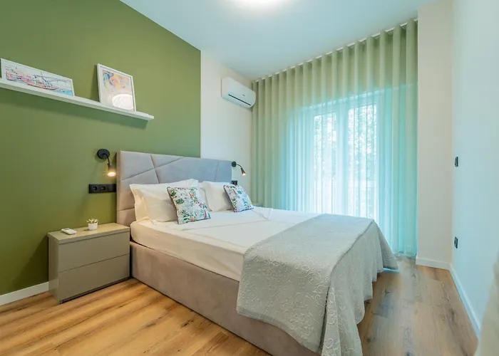 Casa Flores - 2 Bedroom, Lift, Ac, Car Parking - Extra